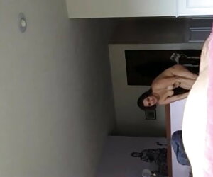 एक युवा मिया मुस्कान का एक प्रारंभिक वीडियो। लिटिल मिया को अपनी बड़ी प्रेमिका द्वारा हुकर चालू करने के लिए कहा गया है फुल एचडी में सेक्सी पिक्चर ताकि वह अपने कमरे और बोर्ड का भुगतान कर सके।